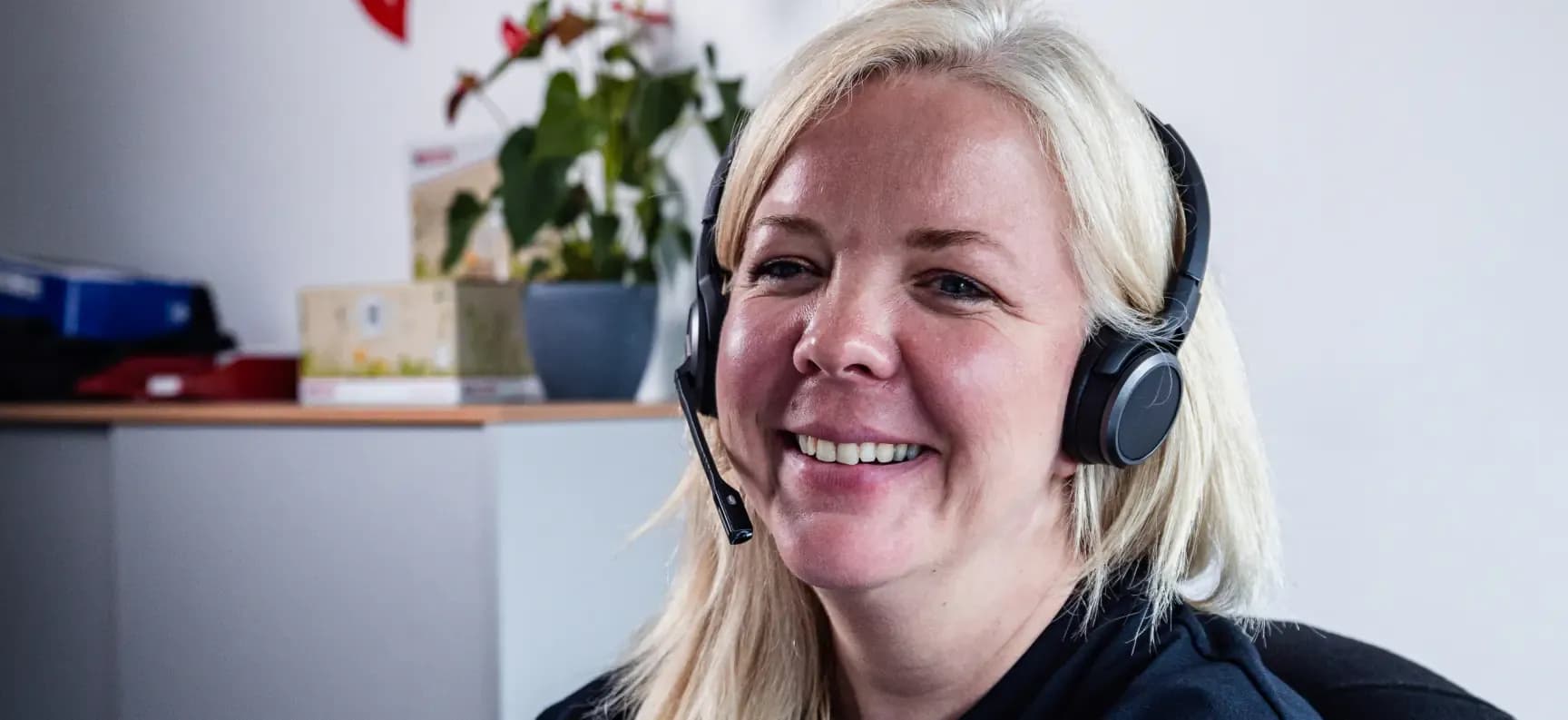 Rote Löwen Mitarbeiterin mit Headset im Kundenservice