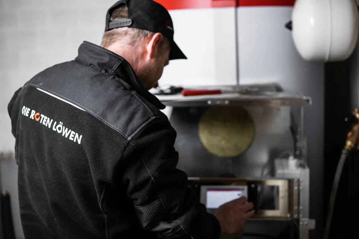 Rote Löwen Techniker prüft Heizungssteuerung bei Kundendienst