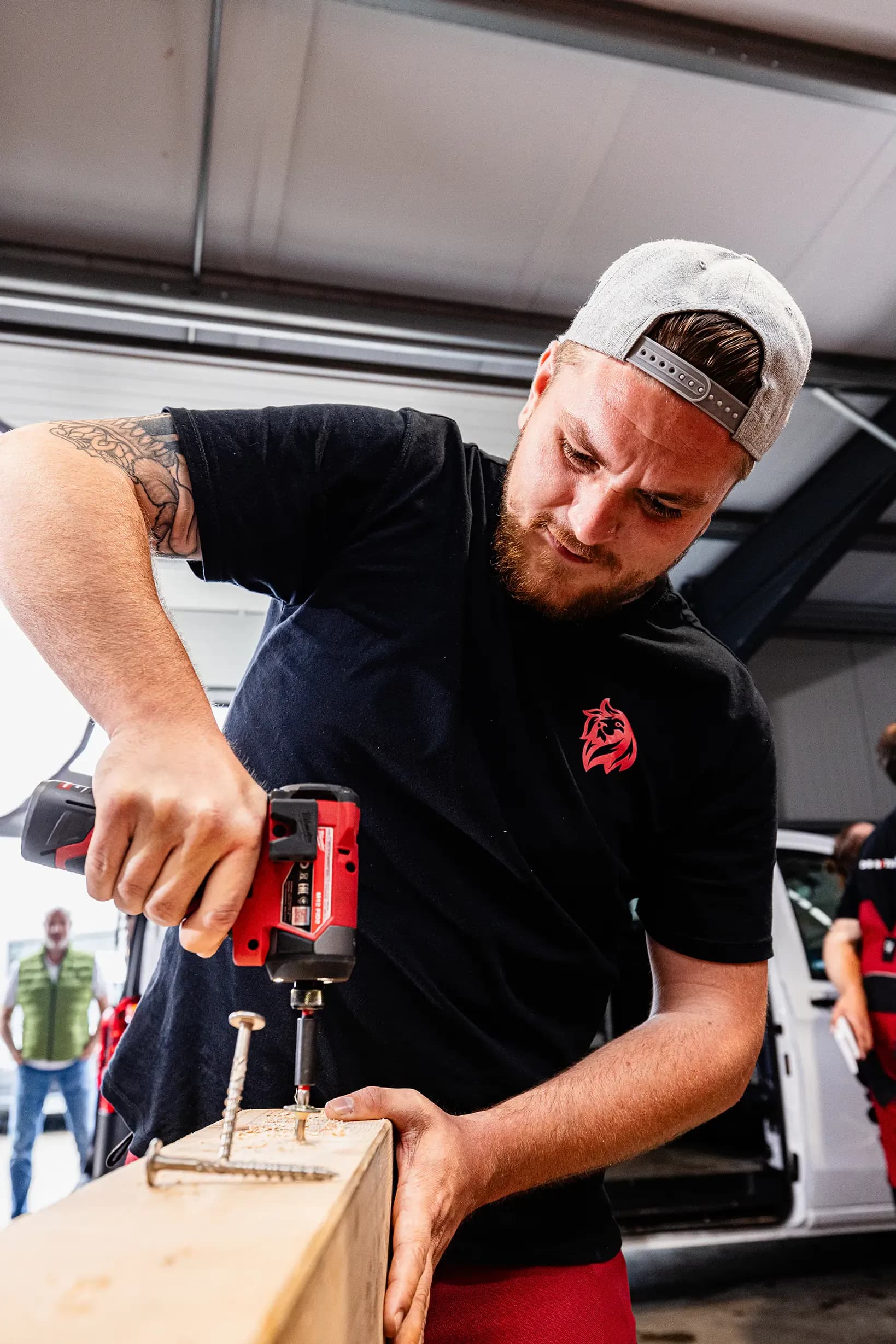 Maxim Lavrinez, SHK-Meister - prüft Platine mit Messgerät