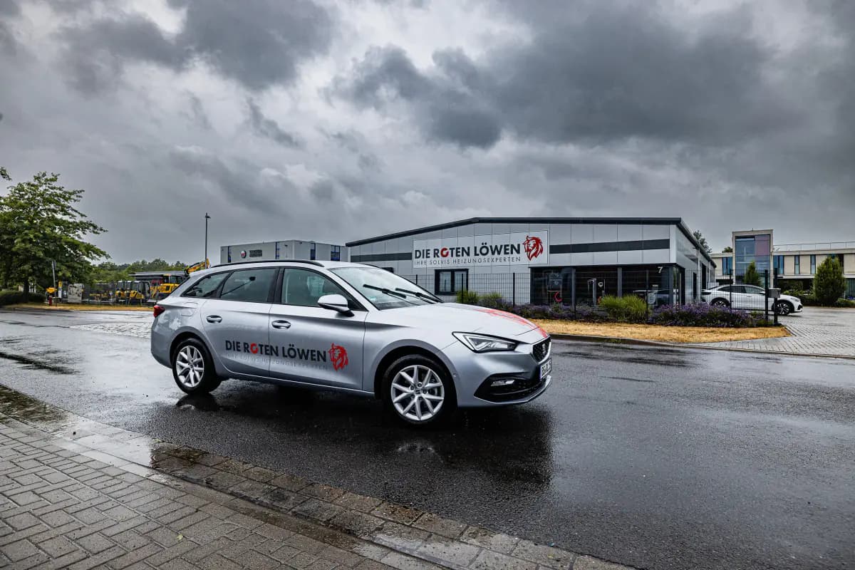 Die Roten Löwen Firmenwagen vor dem Firmengebäude in Braunschweig
