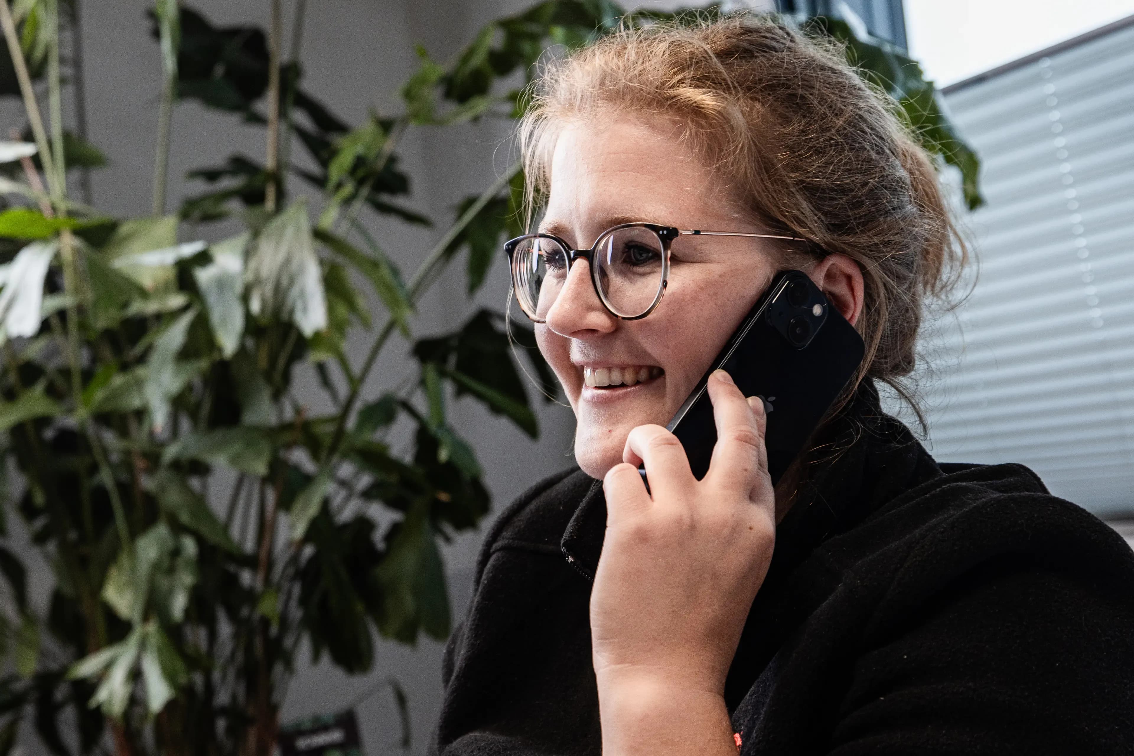 Rote Löwen Mitarbeiter führt Kundentelefonat