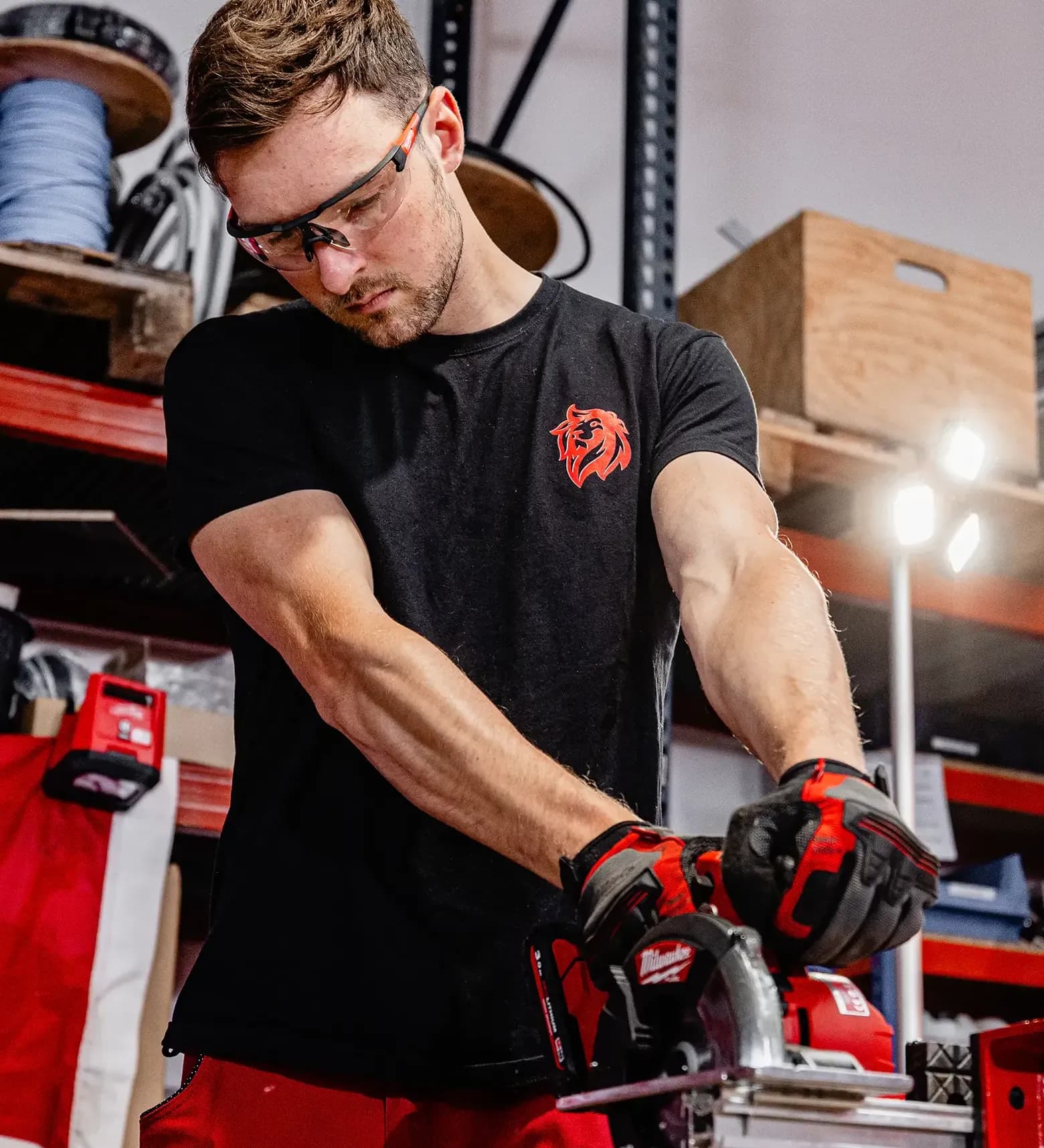 Tim Schlumbohm, SHK-Anlagenmechaniker - bohrt Mauerwerk mit Kernbohrmaschine