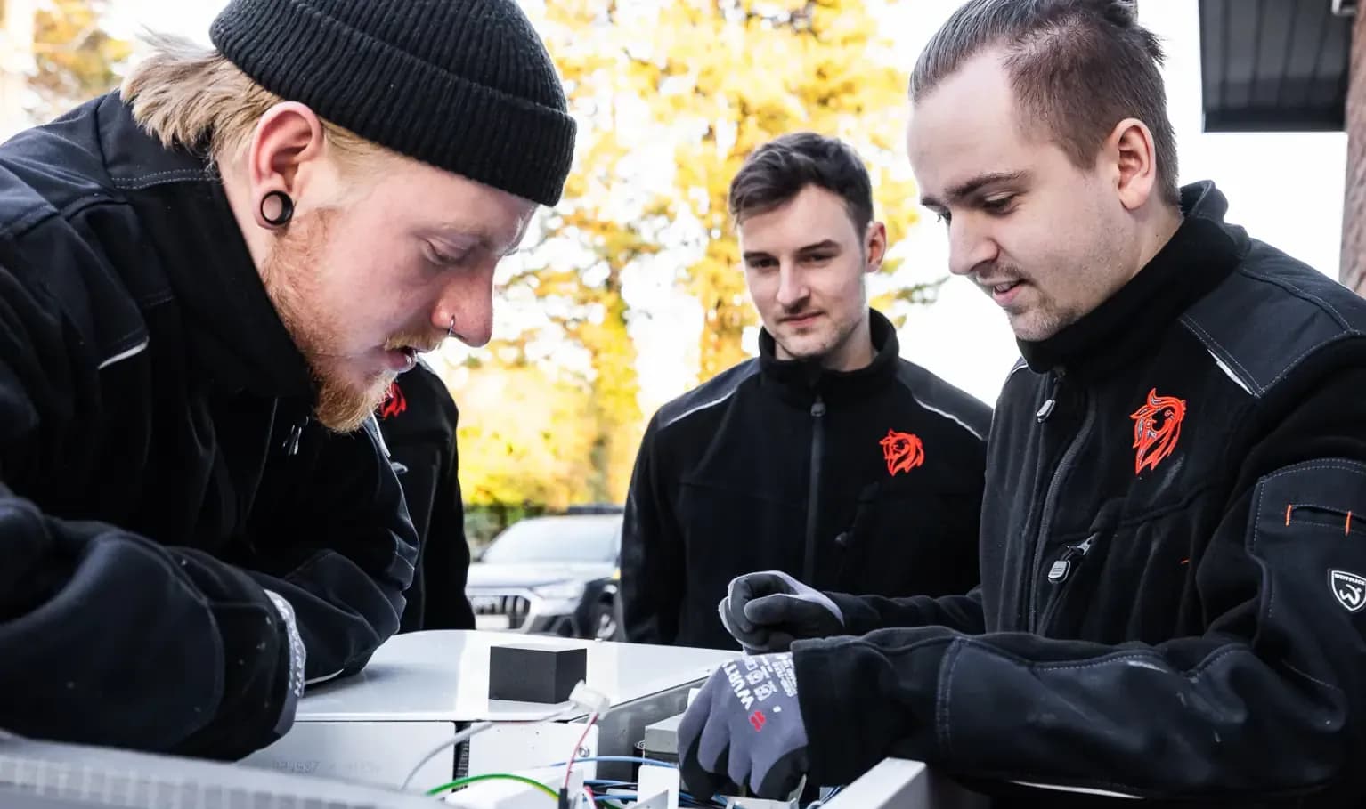 Rote Löwen Monteure bei der Heizungsinstallation am Heideweg - Teamarbeit an Wärmepumpe