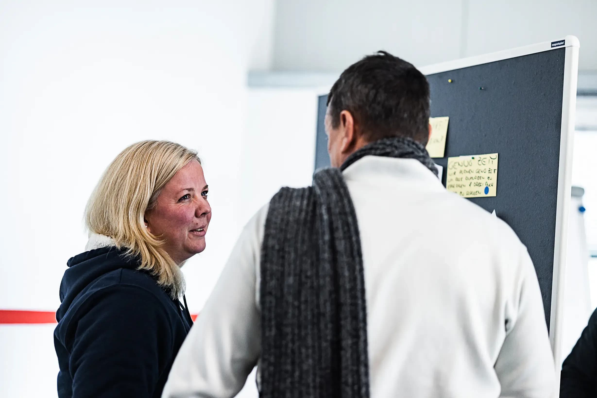 Rote Löwen Büroleiterin im Gespräch mit Kollegen