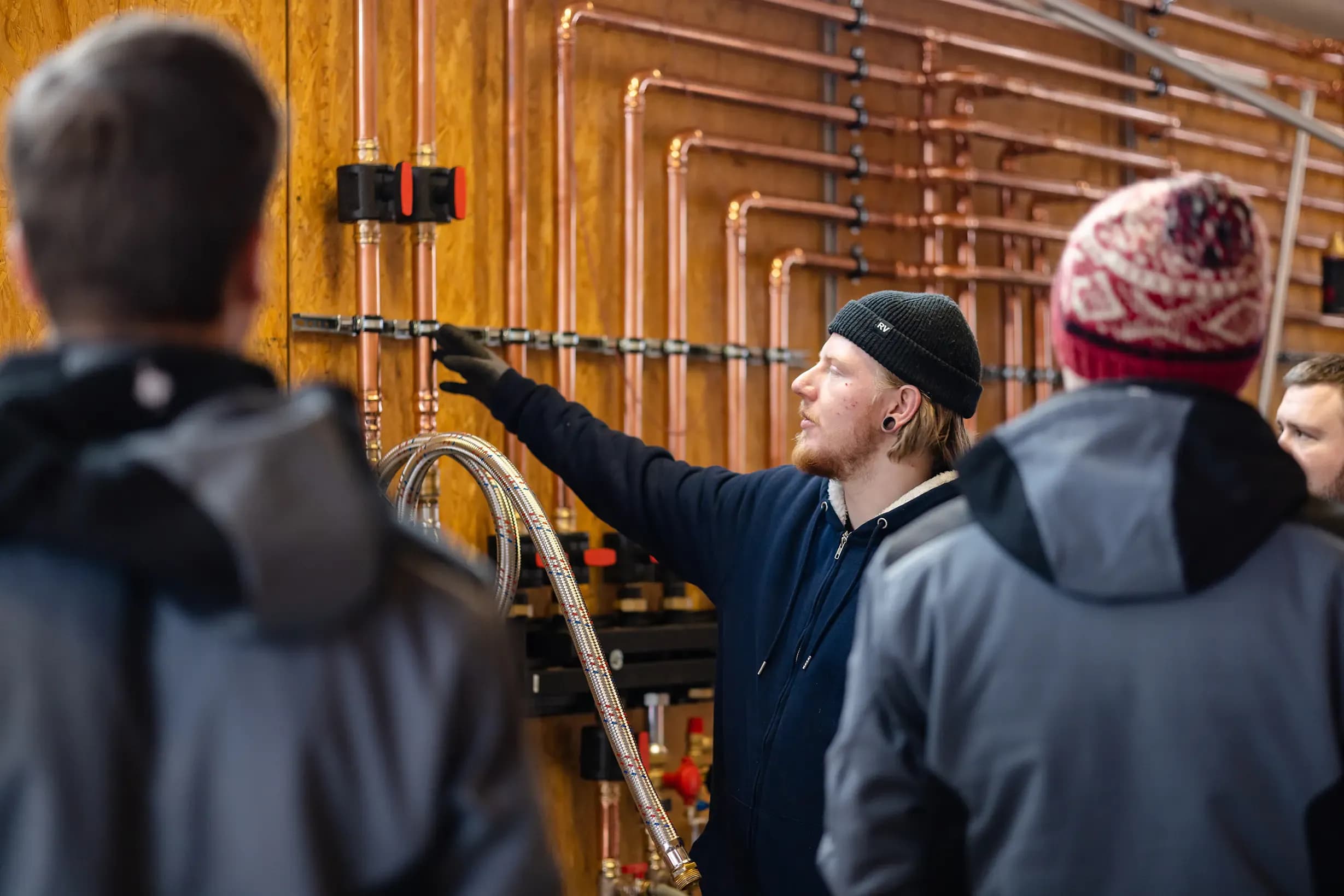 Rote Löwen Installateur bearbeitet Kupferrohr
