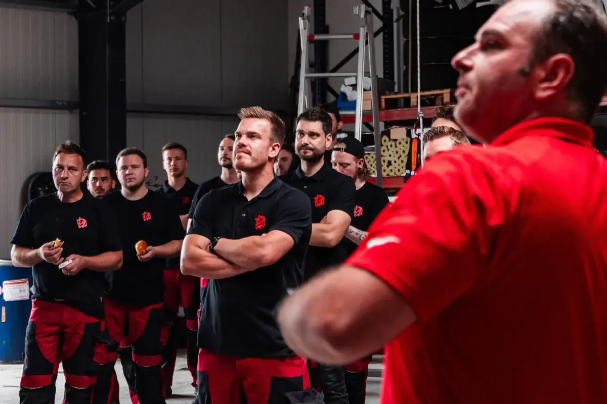 Die Roten Löwen Team bei einer Solvis-Produktschulung in der Werkstatt