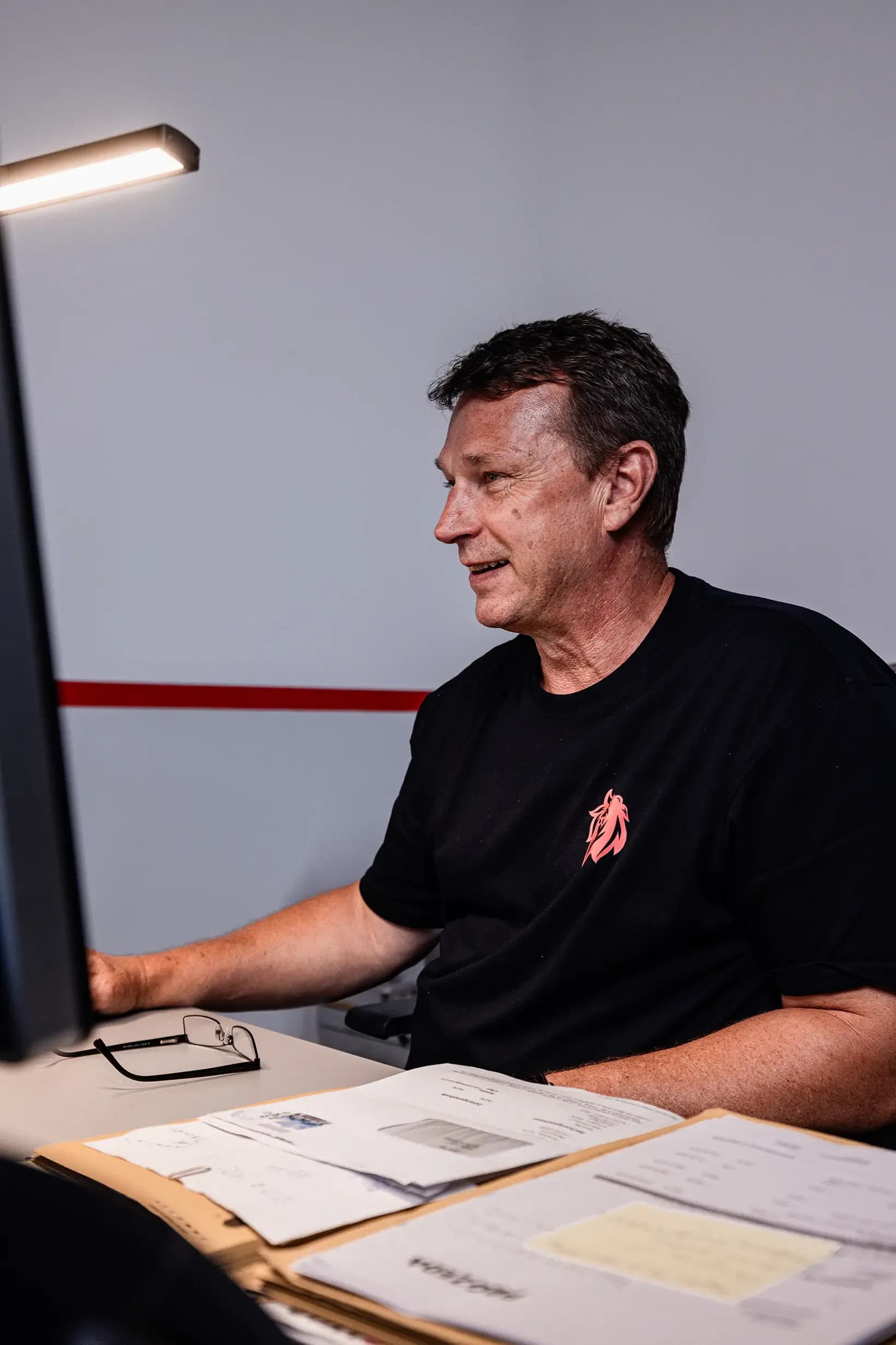 Rote Löwen Projektleiter bespricht Aufgaben mit Kollegen im Büro