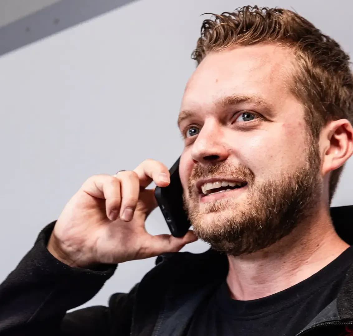 Rote Löwen Mitarbeiterin telefoniert im Büro