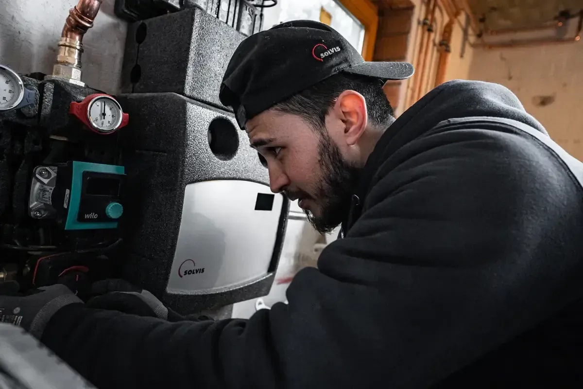 Techniker wartet Solvis Heizung mit Wilo Pumpe im Heizungskeller