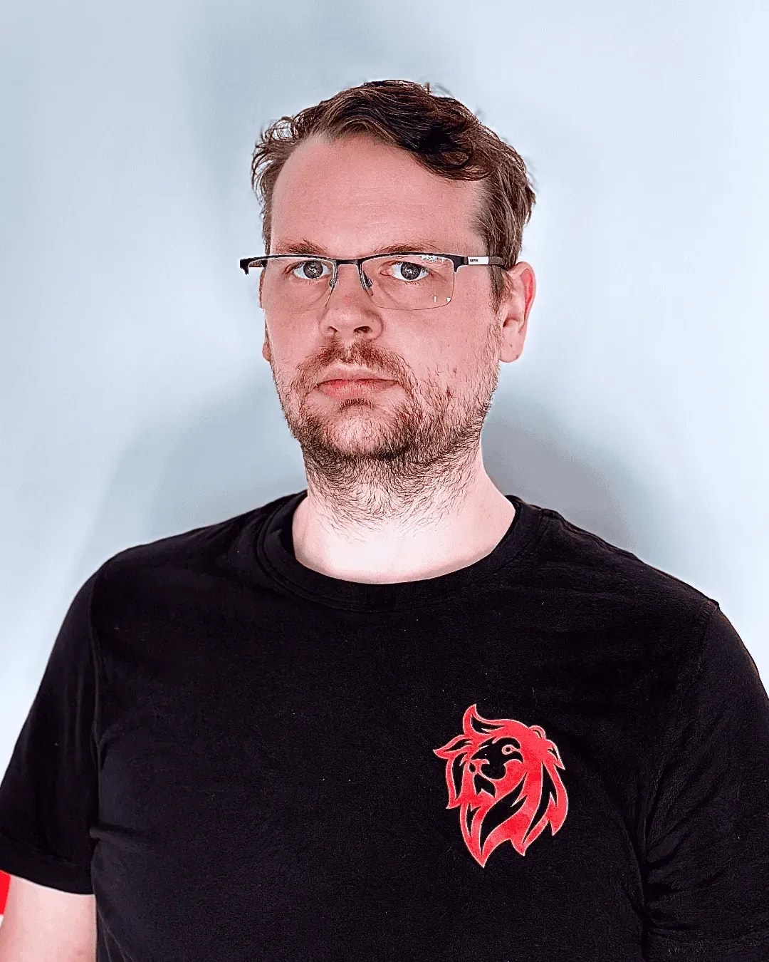 Mitarbeiter der Roten Löwen Braunschweig im schwarzen Firmenshirt mit rotem Löwen-Logo
