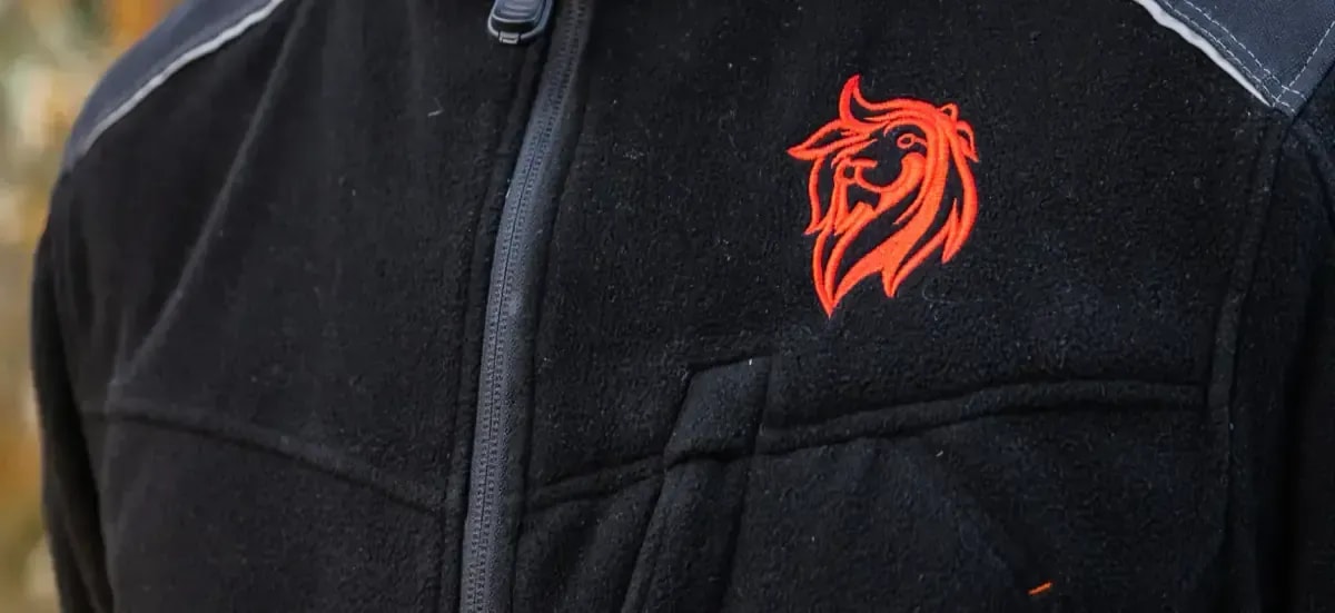 Schwarze Fleecejacke mit rotem Löwen-Logo der Roten Löwen Braunschweig