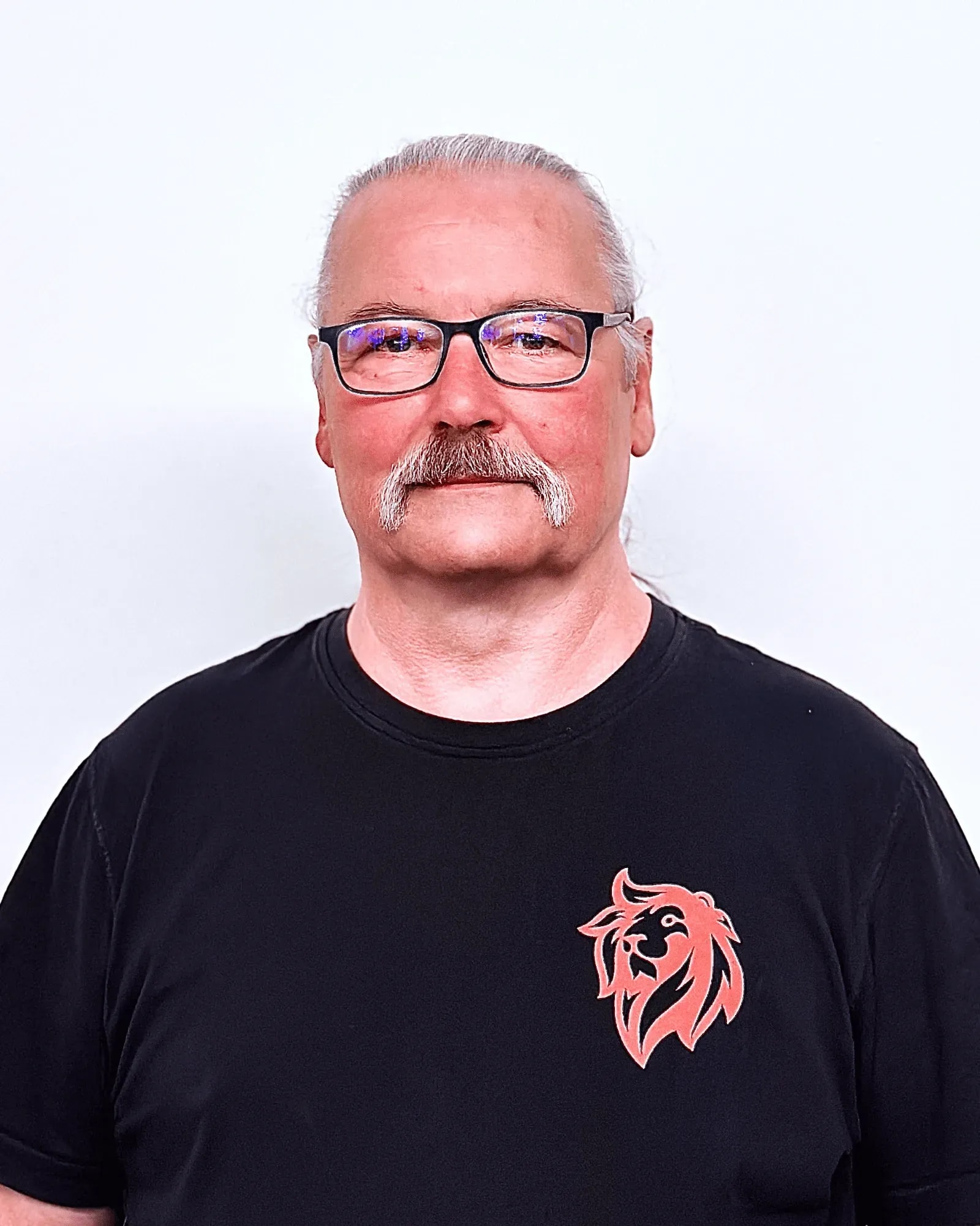 Mitarbeiter der Roten Löwen Braunschweig im schwarzen Firmen-Shirt mit Löwen-Logo