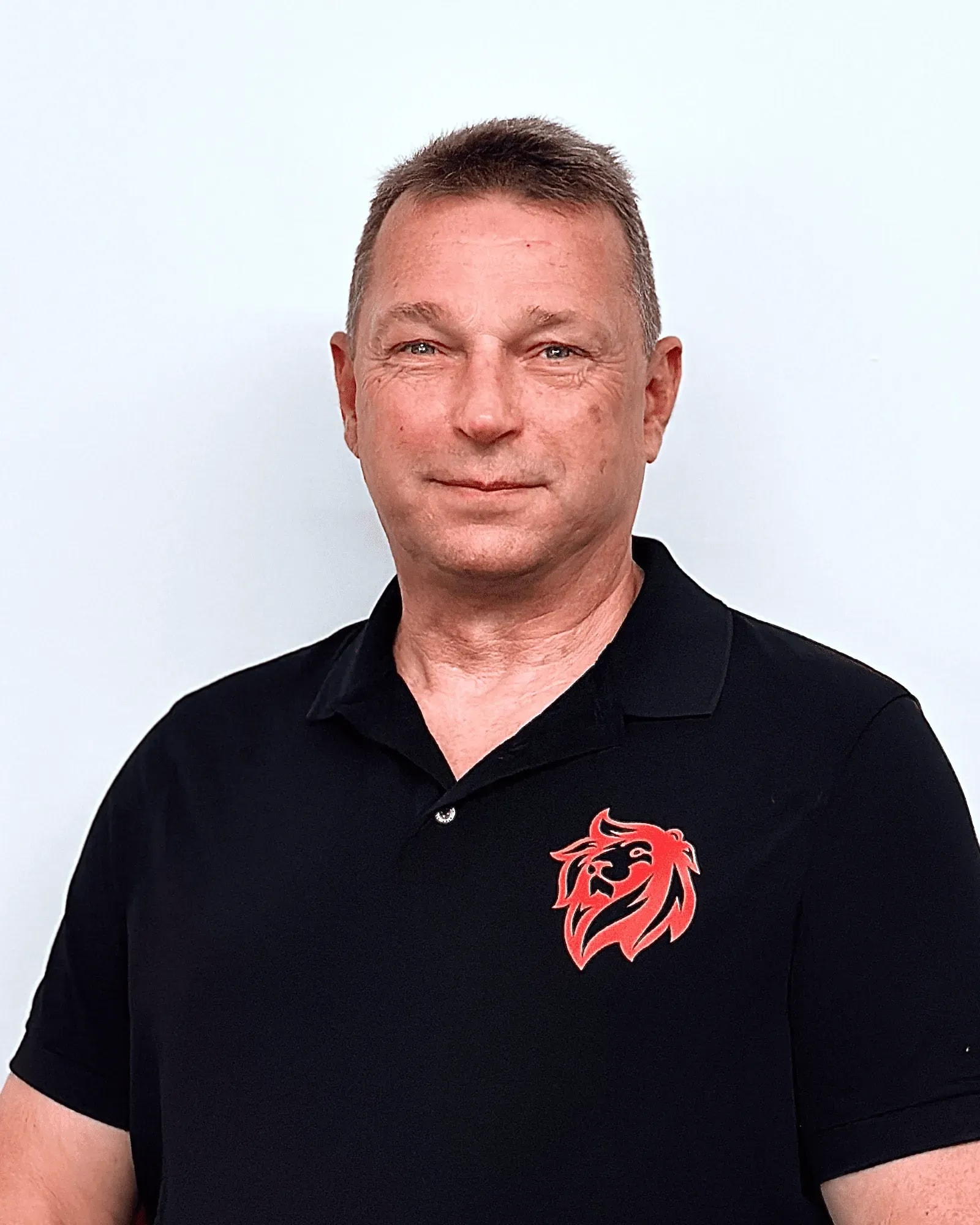 Mitarbeiter der Roten Löwen Braunschweig im schwarzen Polo mit Löwen-Logo