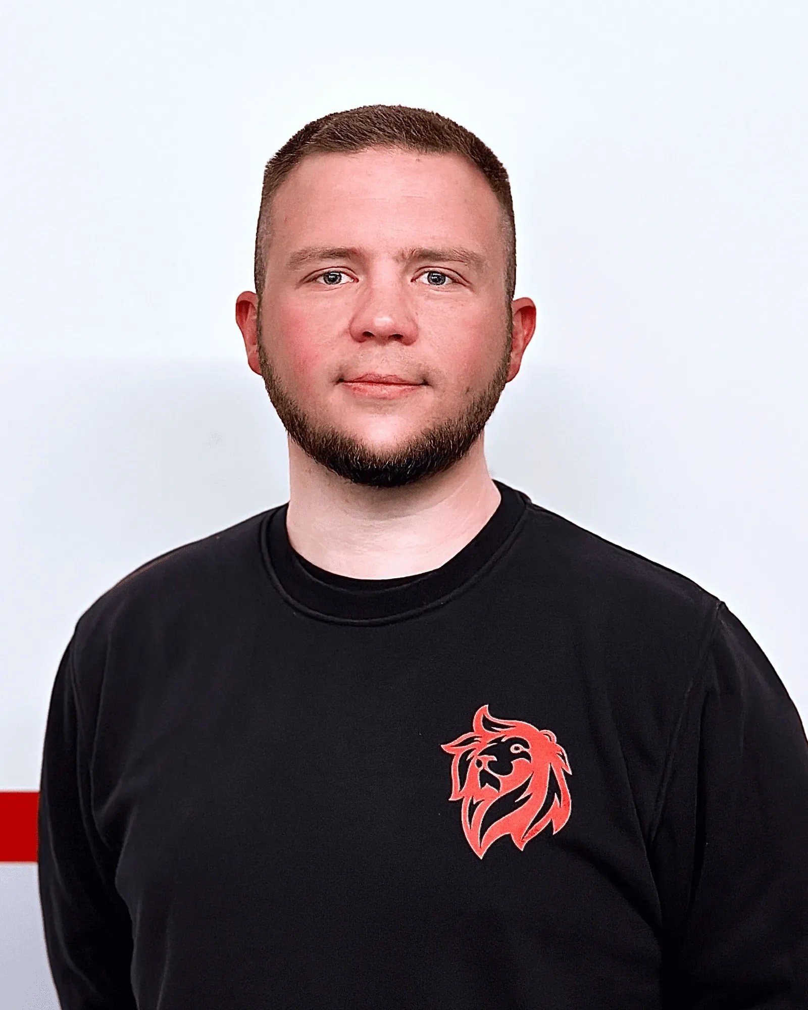 Mitarbeiter der Roten Löwen Braunschweig im Shirt für Heizung und Service