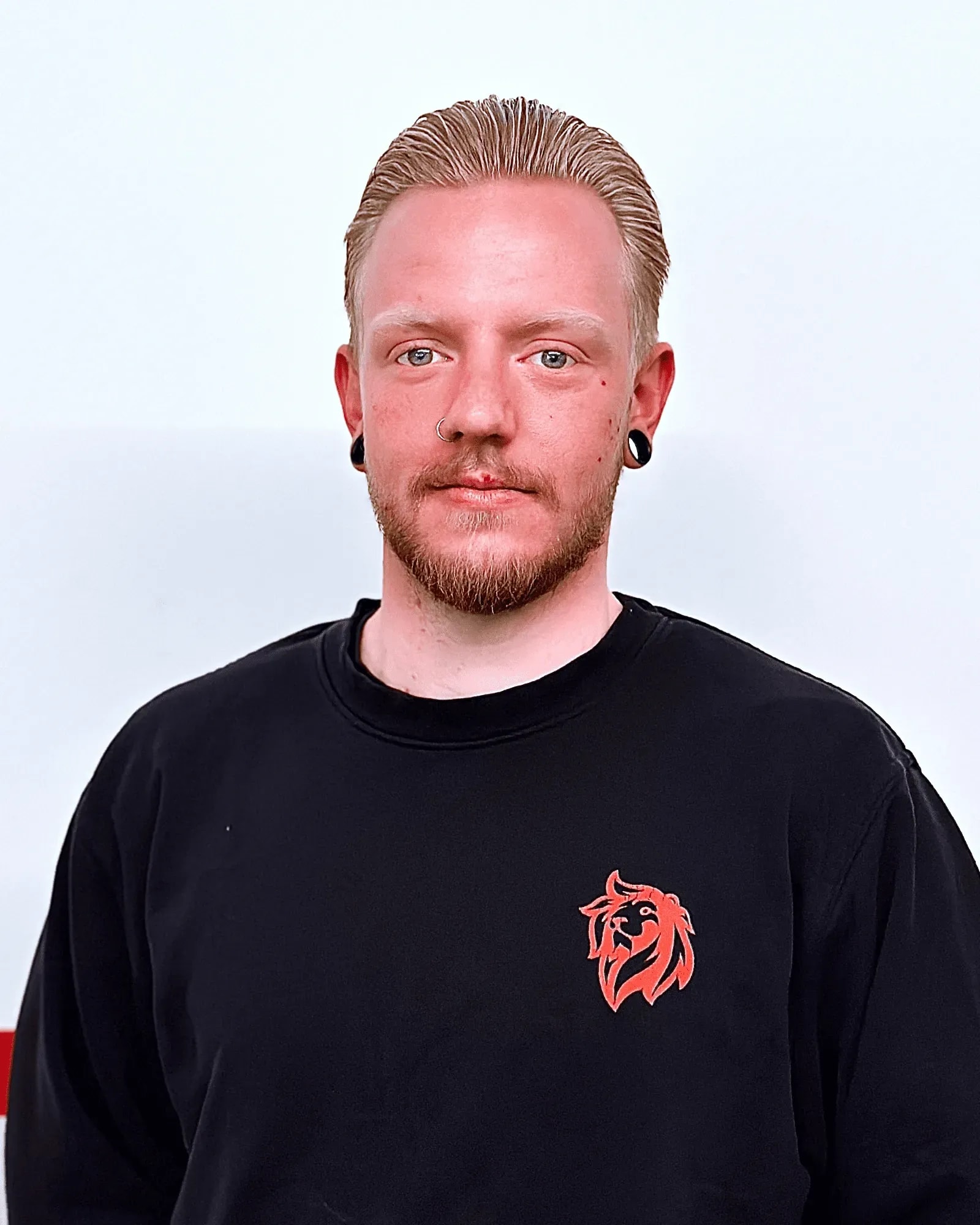 Mitarbeiter der Roten Löwen Braunschweig im Firmenpullover mit Löwen-Logo