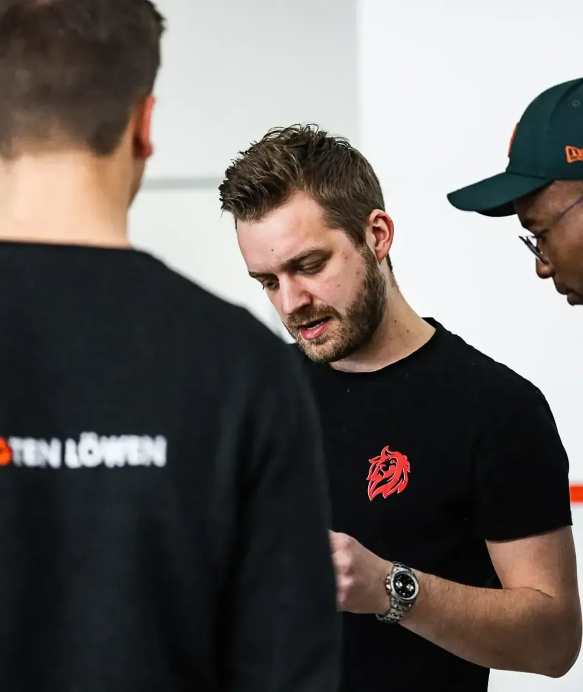 Team der Roten Löwen Braunschweig im Gespräch, Fachbetrieb für Heizung und Service